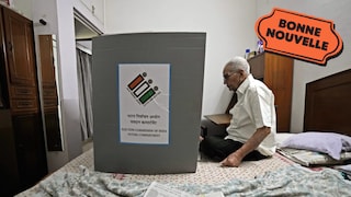 En Inde, un vieil homme vote lors des élections nationales depuis son lit à la maison, à côté du logo de la bonne nouvelle de MAJ.