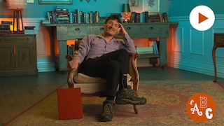 Un homme est assis dans une chaise sur un tapis, devant un décor rempli de lampes, de livres et de cadres. Le logo de la série l'ABC et le bouton Jouer sont à droite.