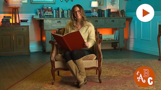 Une femme est assise dans une chaise sur un tapis, devant un décor rempli de lampes, de livres et de cadres. Le logo de la série l'ABC et le bouton Jouer sont à droite.