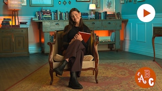 Une femme qui tient un livre est assise dans une chaise sur un tapis, devant un décor rempli de lampes, de livres et de cadres. Le logo de la série l'ABC et le bouton Jouer sont à droite.