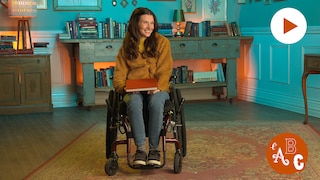 Une femme qui tient un livre est assise sur un fauteuil roulant, devant un décor rempli de lampes, de livres et de cadres. Le logo de la série l'ABC et le bouton Jouer sont à droite.