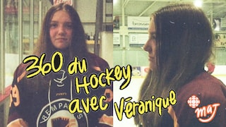 Une jeune fille, habillée avec un chandail de hockey, se tient debout dans un aréna. Il est inscrit « 360 du hockey avec Véronique ».