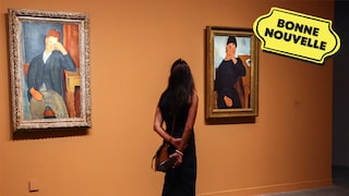 Une femme regarde deux tableaux d’Amadeo Modigliani dans un musée, à côté du logo « Bonne nouvelle » de MAJ. 