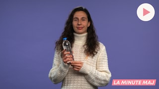 Maxence Garneau est debout devant un arrière-plan, à côté d'une photo de bouteilles de plastique, un bouton «Jouer» et le logo de la Minute MAJ.