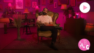 Jean-Philippe Baril Guérard est assis dans une chaise dans une chambre décorée de cadres. Le logo de la série L'ABC Intimité et le bouton Jouer sont à droite.