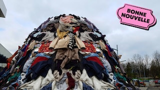 Une photo d’une pile de vêtements jetés sur un trottoir, à côté du logo de la Bonne nouvelle de MAJ.