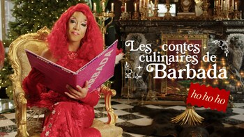 La drag queen Barbada tient un livre pour raconter un conte. 