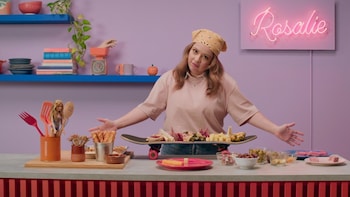 Sur un ilot de cuisine, un skate sert de plat de services pour les encas qui ont été posé sur celui-ci. 