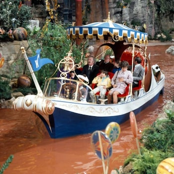 Une photo d'une séquence du film Charlie et la chocolaterie (1971): les visiteurs de l'usine de Willy Wonka font une visite de l'établissement en bateau, sur la rivière de chocolat.