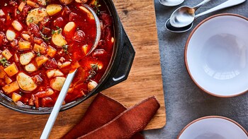 Chaudron de soupe repas avec des pommes de terre et chorizo.