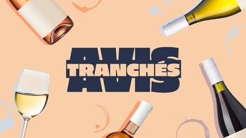 Des bouteilles de vin blanc, rosé et rouge avec un verre de vin blanc accompagné du logo de la websérie avis tranchés.
