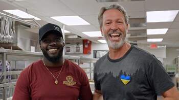 Chef Oli et Ricardo dans une cuisine.
