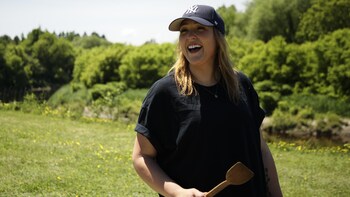 Frédérike de Folks and Forks est sur le point de partir son feu pour cuisiner sa casserole déjeuner.