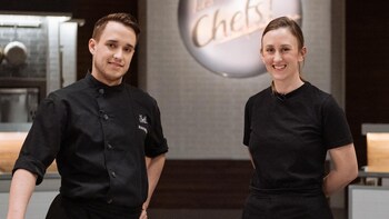 Jean-Christophe Beaudin et Catherine Couvet Desrosiers dans la cuisine de l'émission Les chefs!.