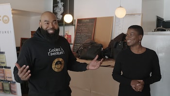 Deux personnes répondent aux questions à la caméra.