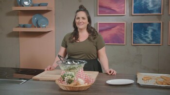 Loonie qui sourit derrière un saladier contenant de la salade monsieur hiver.