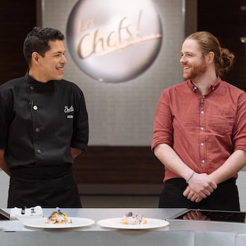 Adrian Pastor et Hugo Ménard-Labrecque dans la cuisine de l'émission Les chefs!.