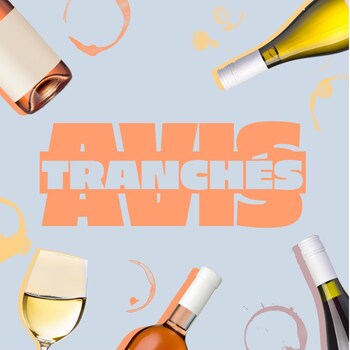 Des bouteilles de vin blanc, rosé et rouge avec un verre de vin blanc accompagné du logo de la websérie avis tranchés.