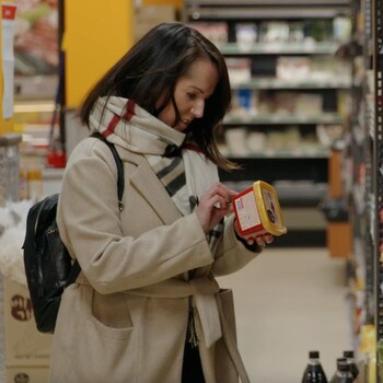 Geneviève O'Gleman lit l'emballage d'un produit coréen dans une épicerie.
