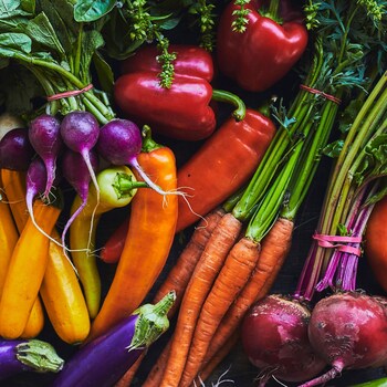 Une abondance de légumes du marché : courgettes, radis, poivrons, aubergines, carottes, betteraves, etc. 