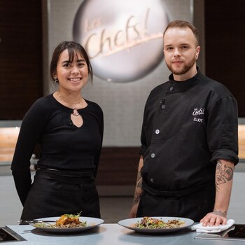 Elliot et Destiny dans la cuisine de l'émission Les chefs!.