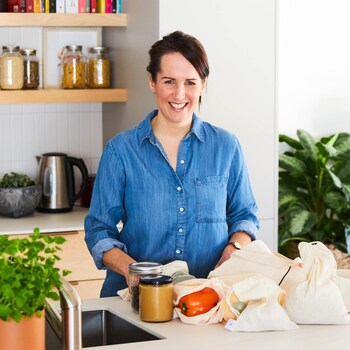 La nutritionniste Geneviève O'Gleman est dans la cuisine derrière le comptoir avec des sacs en vracs. 