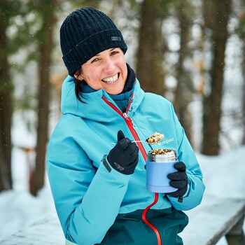 La nutritionniste Geneviève O'Gleman est dehors l'hiver et tient un thermos de gruau brioche à la cannelle. 