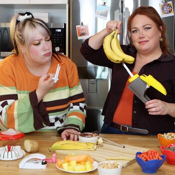 Deux femmes dans une cuisine avec des gadgets louches.