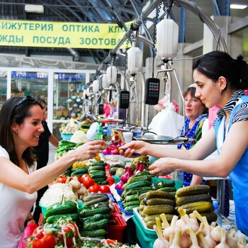 Geneviève O'Gleman qui achète des produits locaux dans un marché de Saint-Pétersbourg.