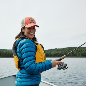 Geneviève O'Gleman sur un bateau en train de pêcher.