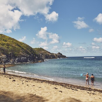 Une plage de Martinique avec quelques baigneurs.