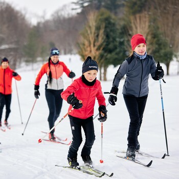 Geneviève O'Gleman avec une famille adepte de ski de fond dehors en hiver.