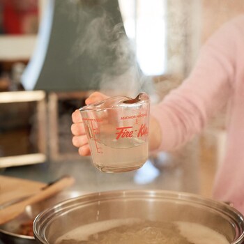 La nutritionniste Geneviève O’Gleman prélève de l’eau de cuisson des pâtes avec une tasse à mesurer. 
