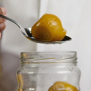 Un citron confit dans une cuillère.