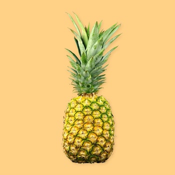 Un ananas sur un fond jaune.