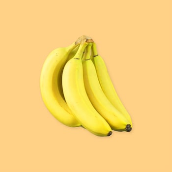 Plusieurs bananes sur un fond jaune.