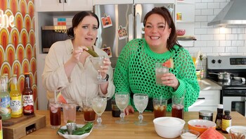 Chrystine et Vanessa dans une cuisine en train de goûter des sodas surprenants.