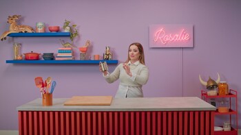 Rosalie tient une conserve dans la main. 