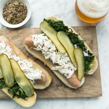 Hot-dogs kale et remoulade de rabioles sur une planche.