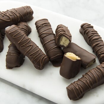 Un plat de barres au caramel et biscuit sable.