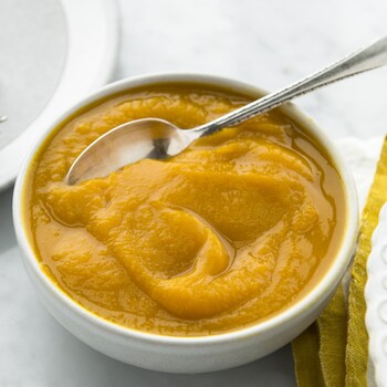 Une purée de citrouille maison dans un bol.