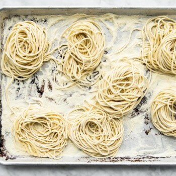 Plusieurs portions de spaghettoni sur une plaque à four.