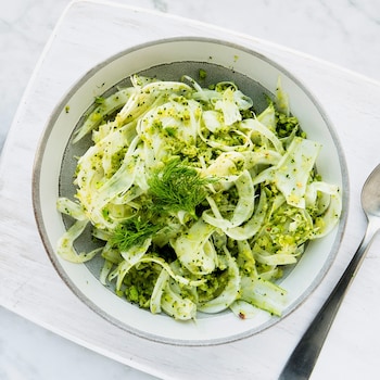 Une salade de fenouil au brocoli prête à être dégustée.