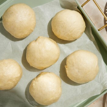 Des petits pains vapeurs sur une plaque de cuisson.