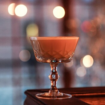 Un cocktail rose dans une coupette.