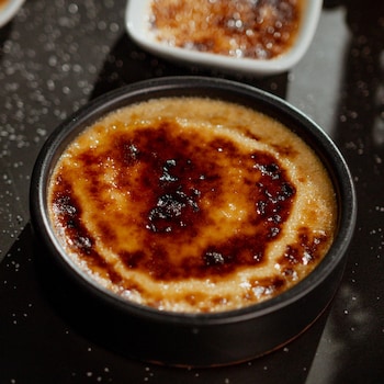 Crèmes brûlée au foie gras dans des ramequins.