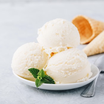 Trois boules de crème glacée à la vanille dans une soucoupe.