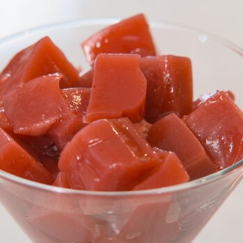 Un plat contenant des cubes de gelée végétalienne à base de purée de fruits.
