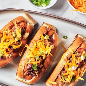 Des hot-dogs au chili dans un plat de service.
