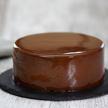Un gâteau est recouvert de glaçage au chocolat brillant.